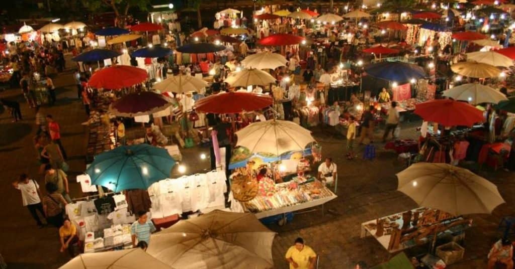 Mercado de domingo à noite em Chiang Mai