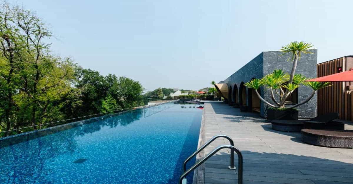 O hotel de luxo X2 Chiang Mai Riverside